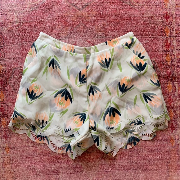 Floral scalloped shorts with pockets - Picture 1 of 3
